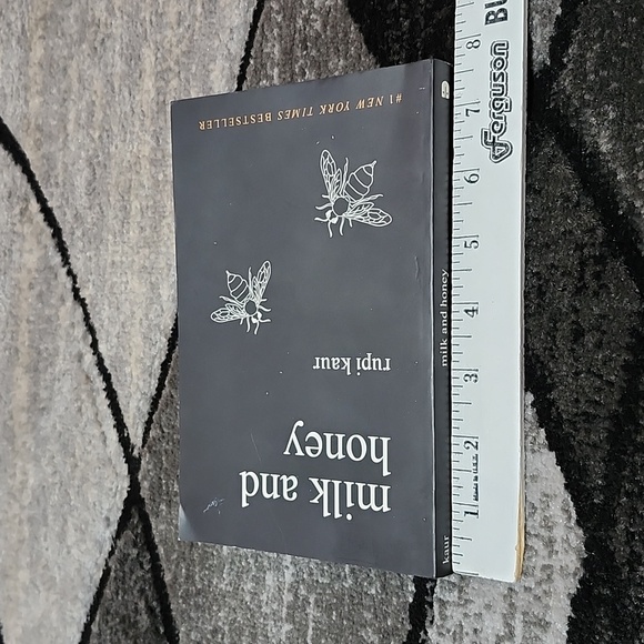 MILK AND HONEY RUPI KAUR NEW YORK TIMES BEST SELLER BOOK 2014 POETRY - Picture 10 of 11